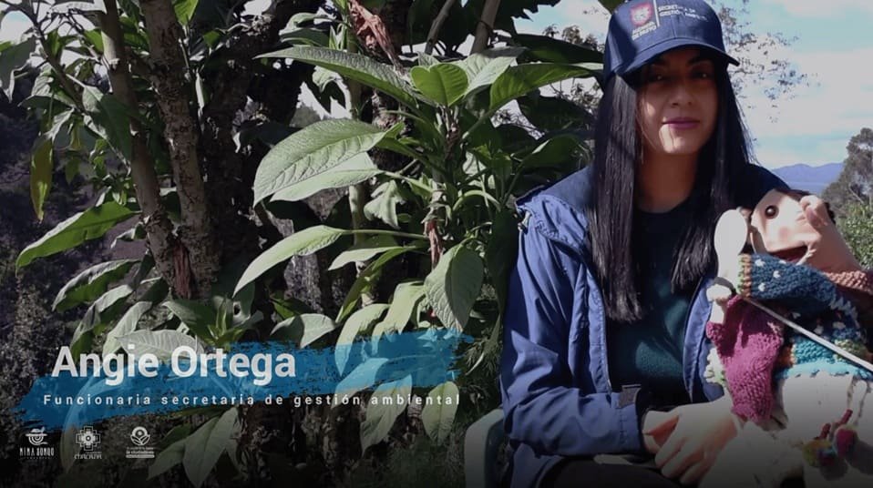 Neblina dialoga con Angie, funcionaria de la Secretaría de Gestión Ambiental