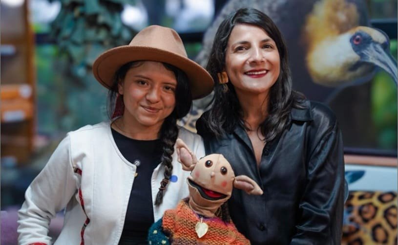 Irene Vélez Torres, Ministra de Ambiente 2025, junto al personaje Neblina