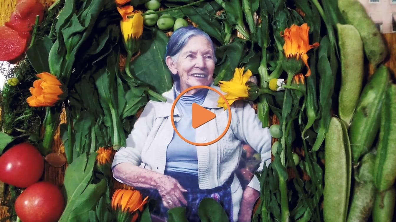 Fotograma del video de la apuesta artística, con una sabedora en su huerta